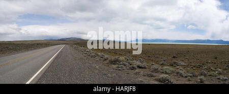 Argentine : une route dans l'immense paysage de Patagonie, près d'El Calafate, la ville sur la frontière sud du lac Argentino Banque D'Images