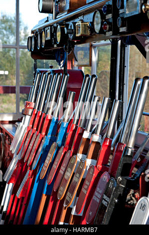 La signalisation mécanique leviers à Wittersham Road signalbox sur le Kent et l'East Sussex Railway Banque D'Images