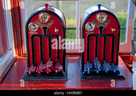 Les instruments à Key-Token Tyer Wittersham Road sur le signalbox de Kent et de l'East Sussex Railway Banque D'Images