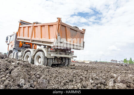 Gros camion benne hydraulique se déplace en marche arrière, se préparer à décharger des marchandises. Banque D'Images