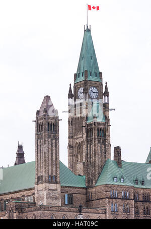 Ouvert en 1927, la Tour de la paix est un centre bell et tour de l'horloge assis sur l'axe central de l'Édifice du Centre du Parlement. Banque D'Images