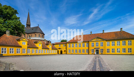 Le Danemark, la Nouvelle-Zélande, Roskilde Palace, Palace ailes avec la Cathédrale de Roskilde en arrière-plan Banque D'Images