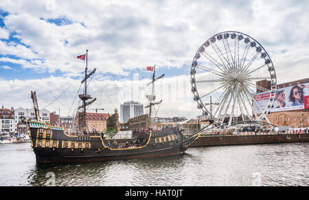 La Pologne, la Poméranie, Gdansk (Dantzig), des simulations de 17e siècle Galeon Lew cruising fleuve Motlawa contre le ciel Orange Grande roue sur l'île de grenier Banque D'Images