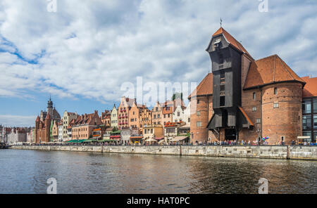 La Pologne, la Poméranie, Gdansk (Dantzig), fleuve Motlawa avec la grue du port médiéval emblématique (Krantor/ Brama Zuraw) Banque D'Images