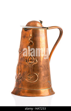 Art Nouveau Antique copper pot sur un fond blanc Banque D'Images