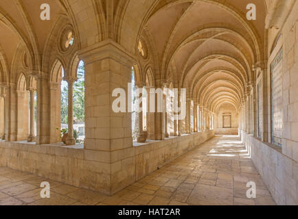 Jérusalem, Israël - 3 mars 2015 : Le corridor gothique d'atrium à l'Église du Pater Noster, sur le Mont des Oliviers. Banque D'Images