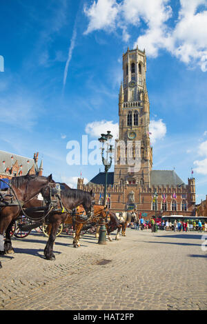 BRUGGE, BELGIQUE - le 13 juin 2014 : le chariot sur le Grote Markt et le Beffroi van Brugge en arrière-plan. Banque D'Images