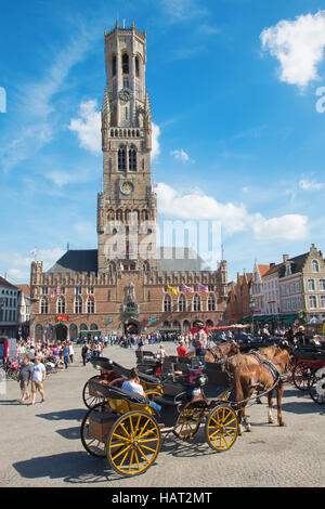 BRUGGE, BELGIQUE - le 13 juin 2014 : le chariot sur le Grote Markt et le Beffroi van Brugge en arrière-plan. Banque D'Images