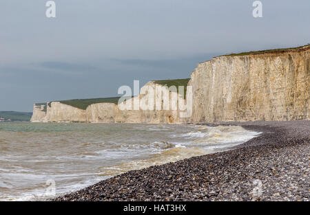 Sept Sœurs Cliffs dans le Sussex. A ce sur un voyage à Beachy Head en mai un jour nuageux. Banque D'Images