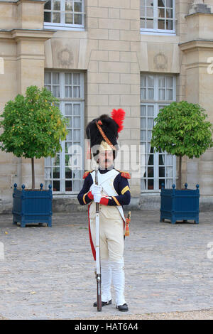 Un grenadier de la vieille garde de Napoléon Ier au Château de Malmaison près de Paris, France Banque D'Images