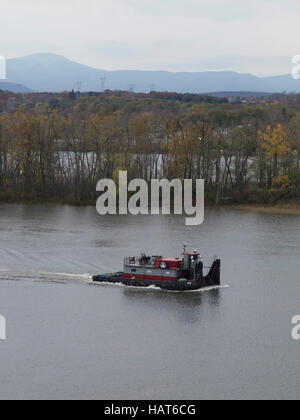 Tug boat sur le fleuve Hudson, à Hudson, New York. L'île appelée Terrain Appartements divise la rivière ici. Banque D'Images