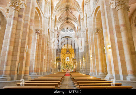 AVILA, ESPAGNE, avril - 19, 2016 : La nef de la Basilique de San Vicente Banque D'Images