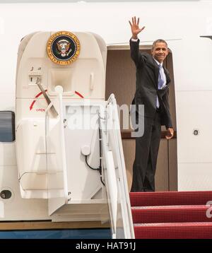 Le président américain Barack Obama salue la foule comme il monte à l'Air Force One à Joint Base Andrews 15 juillet 2015 dans le Maryland. Banque D'Images