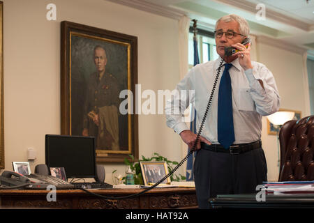 Le secrétaire américain à la défense Chuck Hagel parle au téléphone dans son bureau au Pentagone le 18 août 2014 à Washington, DC. Banque D'Images