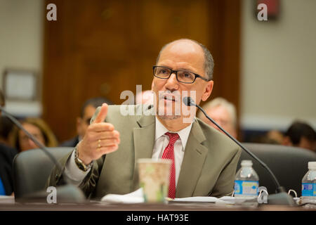 Secrétaire du Travail des États-Unis Thomas Perez témoigne de la Sous-comité de la santé, de l'emploi, du travail et des pensions, sur le ministère du Travail règle fiduciaire au Frances Perkins 17 juin 2015 Bâtiment à Washington, DC. Banque D'Images