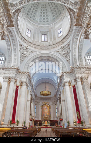 BRESCIA, ITALIE - 22 MAI 2016 : La nef de la cathédrale baroque et avec coupole avec les reliefs des quatre évangélistes Banque D'Images