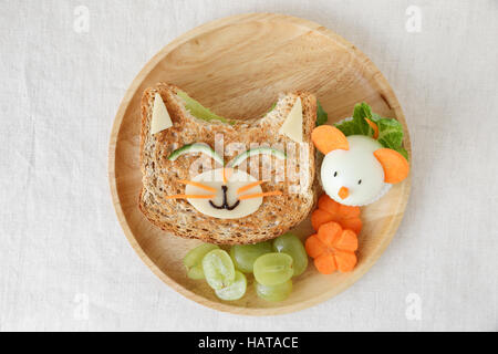 Mains tenant le curcuma lait latte Banque D'Images