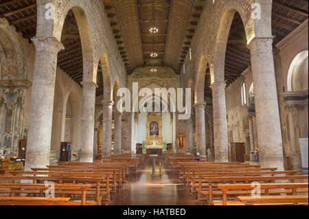 BRESCIA, ITALIE - 22 MAI 2016 : La nef de l'église Chiesa di San Francesco d'Assisi. Banque D'Images