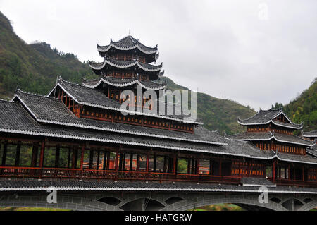 Le Dong temples sont souvent une partie de la "visées" des ponts dans la province de Guizhou de Chine offrant un intéressant point de vue de la culture. Banque D'Images