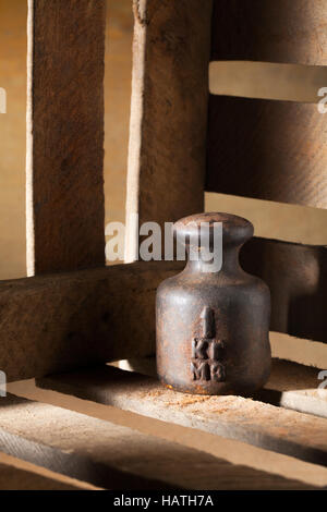 Rusty 1kg de poids dans la boîte. Banque D'Images