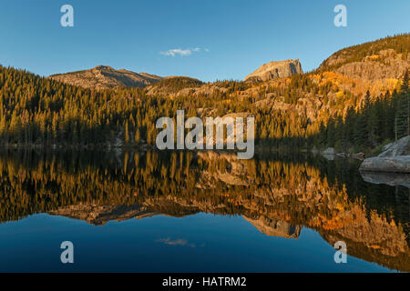 Aspen et arbres dans leur couleur d'automne se reflètent dans les eaux du lac de l'ours. Banque D'Images