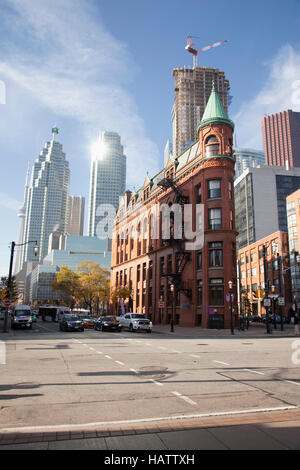 TORONTO - Le 18 novembre 2016 : le rouge-brique Immeuble Gooderham est un jalon historique de Toronto, Ontario, Canada situé au 49, rue Wellington Est. Banque D'Images