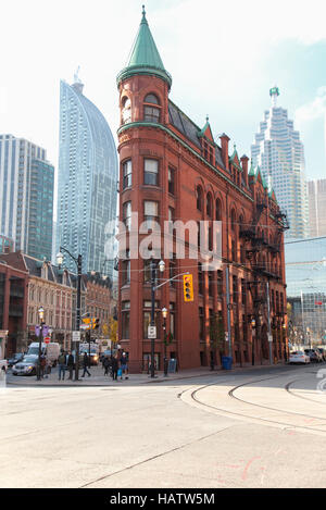 TORONTO - Le 18 novembre 2016 : le rouge-brique Immeuble Gooderham est un jalon historique de Toronto, Ontario, Canada situé au 49, rue Wellington Est. Banque D'Images