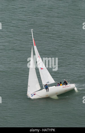 Les enfants et un adulte un petit bateau à voile dans la baie de San Francisco. Banque D'Images