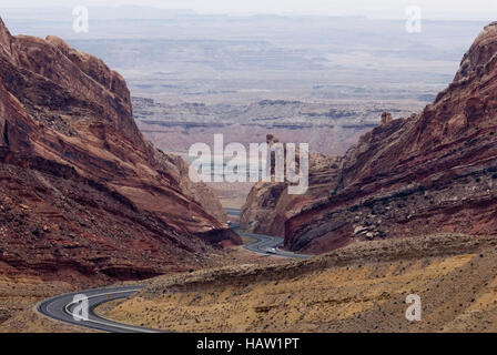 J-70 wends son chemin à travers le Canyon de grès dans l'Utah Banque D'Images