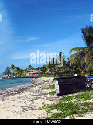 North End Beach Big Corn Island Nicaragua avec de vieux bateaux et hôtel en arrière-plan sur la mer des Caraïbes Banque D'Images