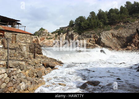 Breakers en Cala de Deia, Mallorca Banque D'Images