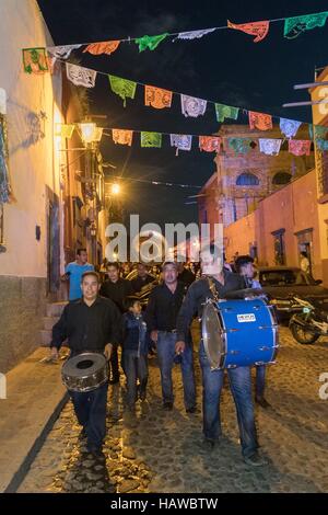 Une fanfare mène un jour de la fête des morts défilé dans le quartier historique de San Miguel de Allende, Guanajuato, Mexique. La semaine de célébration est un moment où les Mexicains bienvenue les morts à la terre pour une visite et célébrer la vie. Banque D'Images