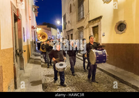 Une fanfare mène un jour de la fête des morts défilé dans le quartier historique de San Miguel de Allende, Guanajuato, Mexique. La semaine de célébration est un moment où les Mexicains bienvenue les morts à la terre pour une visite et célébrer la vie. Banque D'Images