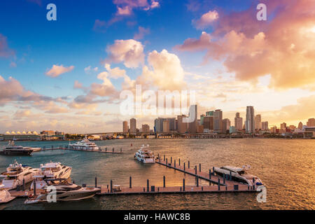 Le centre-ville de Miami, Floride, USA, et le port, vu de MacArthur Causeway au coucher du soleil. Banque D'Images