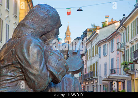 CREMONA, ITALIE - 24 MAI 2016 : Le détail des statue en bronze d'Antonio Stradivari devant sa maison natale par artiste inconnu de 21 ans. 100. Banque D'Images