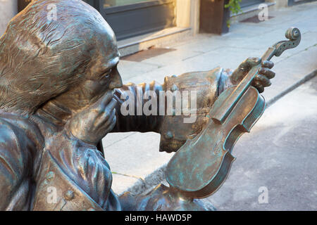 CREMONA, ITALIE - 24 MAI 2016 : Le détail des statue en bronze d'Antonio Stradivari devant sa maison natale par artiste inconnu de 21 ans. 100. Banque D'Images