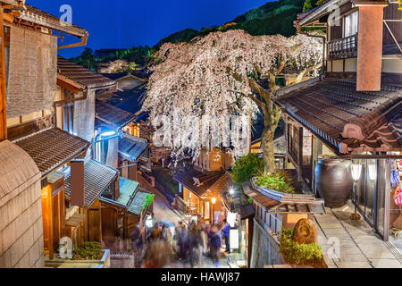 Kyoto, Japon ruelle scène dans le quartier Higashiyama la nuit pendant la saison de printemps. Banque D'Images