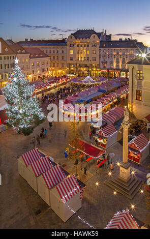 BRATISLAVA, Slovaquie - 28 NOVEMBRE 2016 : Marché de Noël sur la place principale dans le crépuscule du soir. Banque D'Images