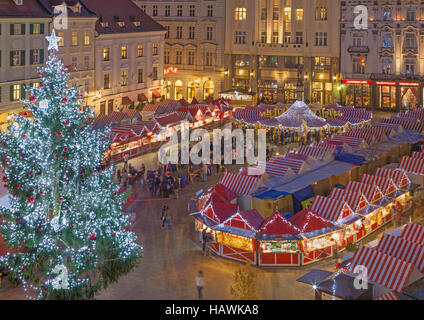 BRATISLAVA, Slovaquie - 28 NOVEMBRE 2016 : Marché de Noël sur la place principale dans le crépuscule du soir. Banque D'Images
