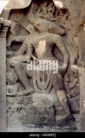 Cave n° 16 : temple Kailasa, Varaha Sculpture droit de façade, Ellora, Aurangabad, Maharashtra, Inde Banque D'Images