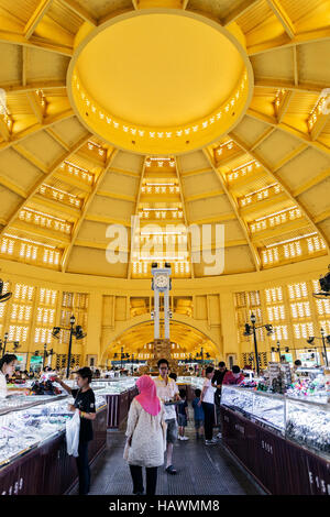 Vieux Psar Thmei style art déco de l'intérieur du marché central de Phnom Penh au Cambodge Banque D'Images