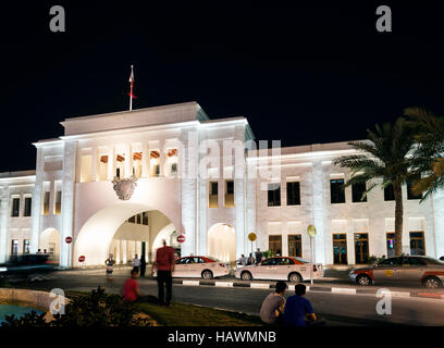 Célèbre Bab al bahrain square dans le centre historique de la vieille ville de Manama la nuit Banque D'Images