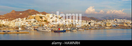 CHORA, GRÈCE - le 7 octobre 2015 : le panorama de la ville Chora (Hora) sur l'île de Naxos à lumière du soir dans la mer Egée. Banque D'Images