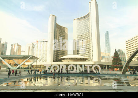 TORONTO - Le 18 novembre 2016 : Nathan Phillips Square de Toronto avec la fontaine drainés et préparé pour le patinage sur glace. Avec filtre Instagram ef Banque D'Images