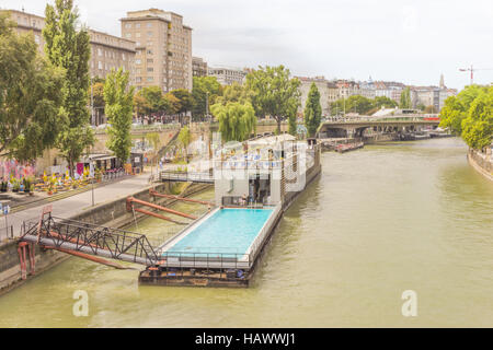 Piscine extérieure installée sur des barges, Vienne Banque D'Images