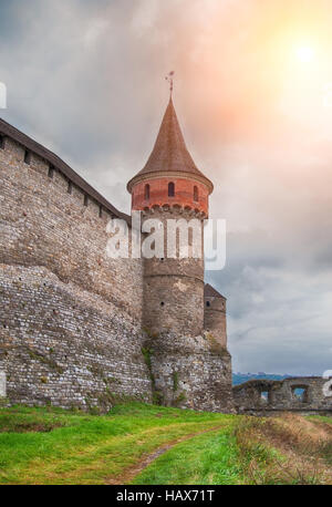 Coucher de soleil sur la tour médiévale du château en ruine à moitié à Kamenetz-Podolsk, Ukraine Banque D'Images