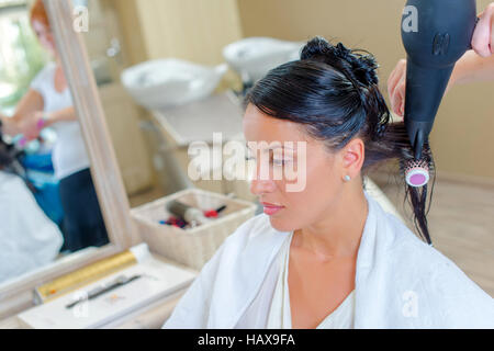 Le séchage des cheveux d'un client Banque D'Images