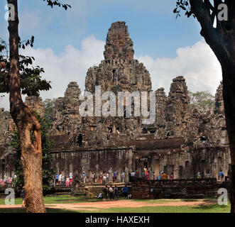 Certains des millions de touristes qui visitent le Prasat Bayon à Angkor Thom, maison du géant Visages de pierre à Siem Reap au Cambodge. Banque D'Images