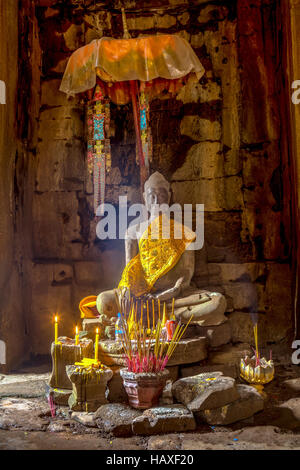 Statue de Bouddha enveloppé dans l'intérieur de la robe de soie temple principal à l'ancienne, 12e siècle site religieux d'Angkor Wat. Banque D'Images