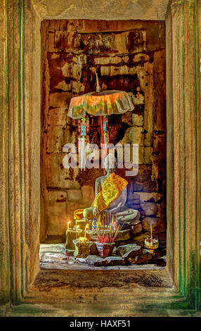 Statue de Bouddha enveloppé dans l'intérieur de la robe de soie temple principal à l'ancienne, 12e siècle site religieux d'Angkor Wat. Banque D'Images